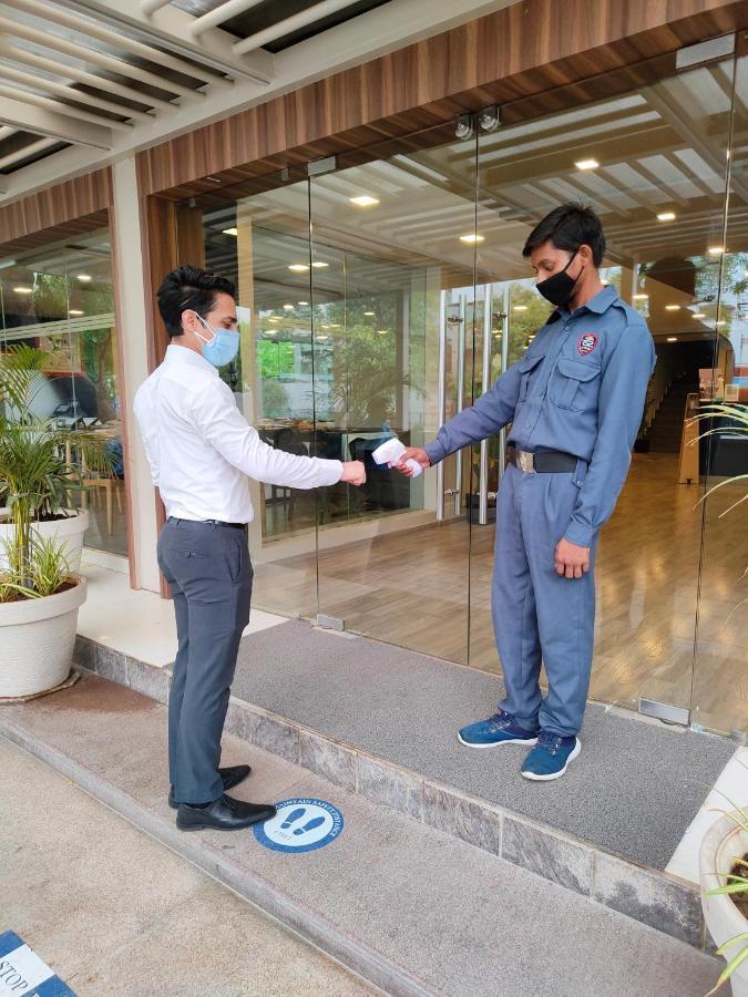 Kanak Beacon Hotel - Ashram Road Ahmedabad Exteriör bild